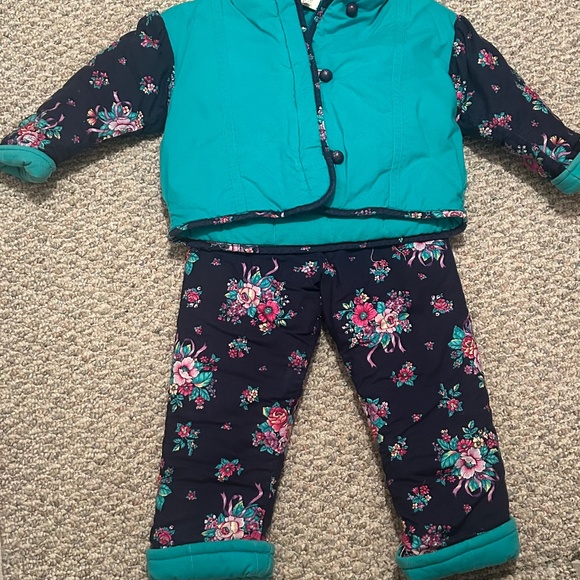 A winter snow outfit - Picture 1 of 6